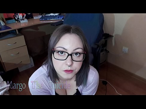 ❤️ Σέξι κορίτσι με γυαλιά πιπιλίζει Dildo βαθιά στην κάμερα ❤️ Πόρνο ❌️