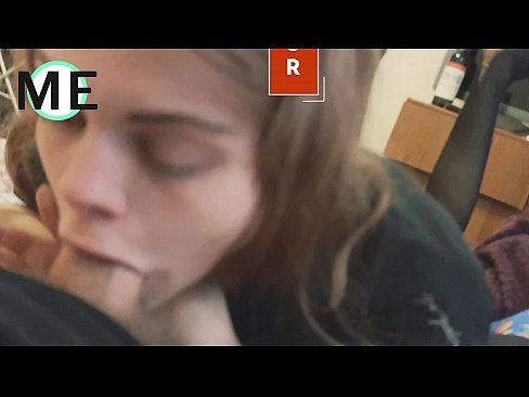 ❤️ Πούτσος στο λαιμό της, σκισμένο καλσόν και σκισμένα τακούνια ❤️ Πόρνο ❌️